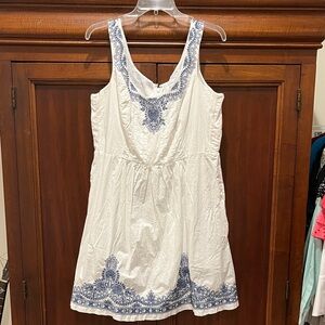 Vineyard Vines White Dress with Navy Embroidery